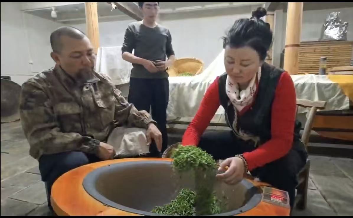黄山市级非遗传承人程利平、韩盛萍在来龙山茶厂手工炒制黄山条茶